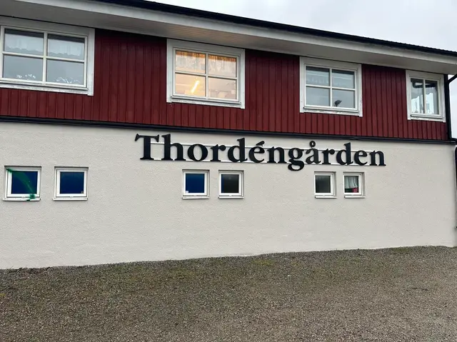 Gåva från LSK FANS till klottersanering Thordéngården